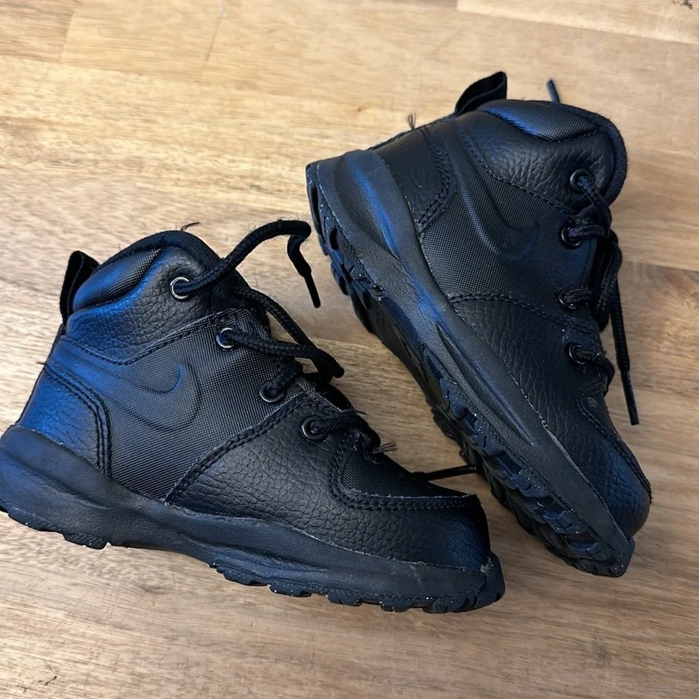 NIKE Manoa sneaker boots